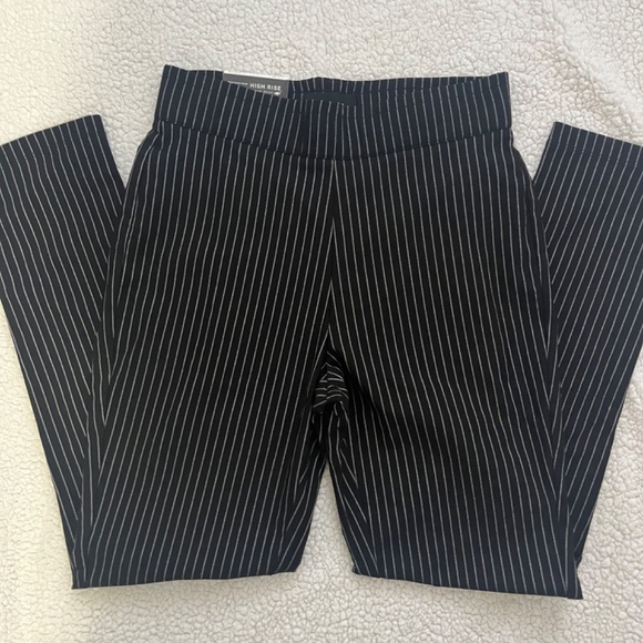 NEW with Tags ~ Women's Dress pants ~ Size 6 ~ Cropped/Stretch Fabric - Picture 4 of 6